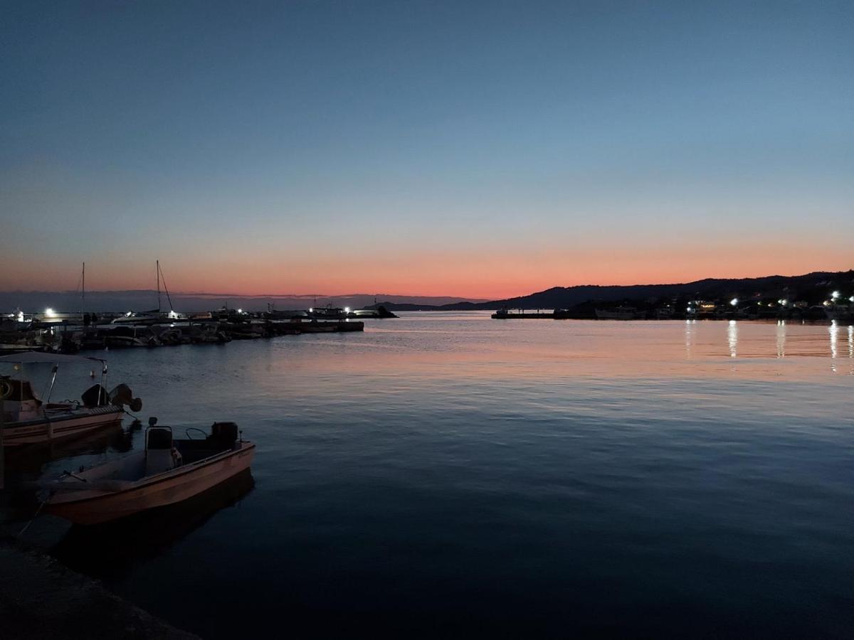 Pansion Alexandros By The Sea Aparthotel Nea Skioni Exterior photo